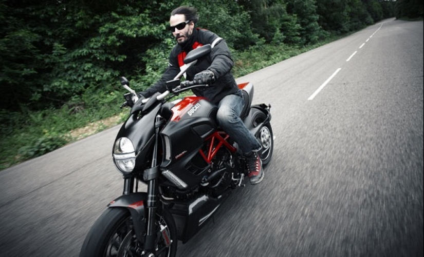 Keanu Reeves y la feliz historia de su amor... para motocicletas