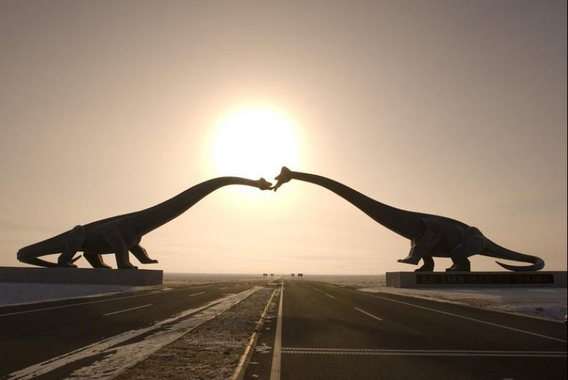 Kissing dinosaurs of Eren Hot in China