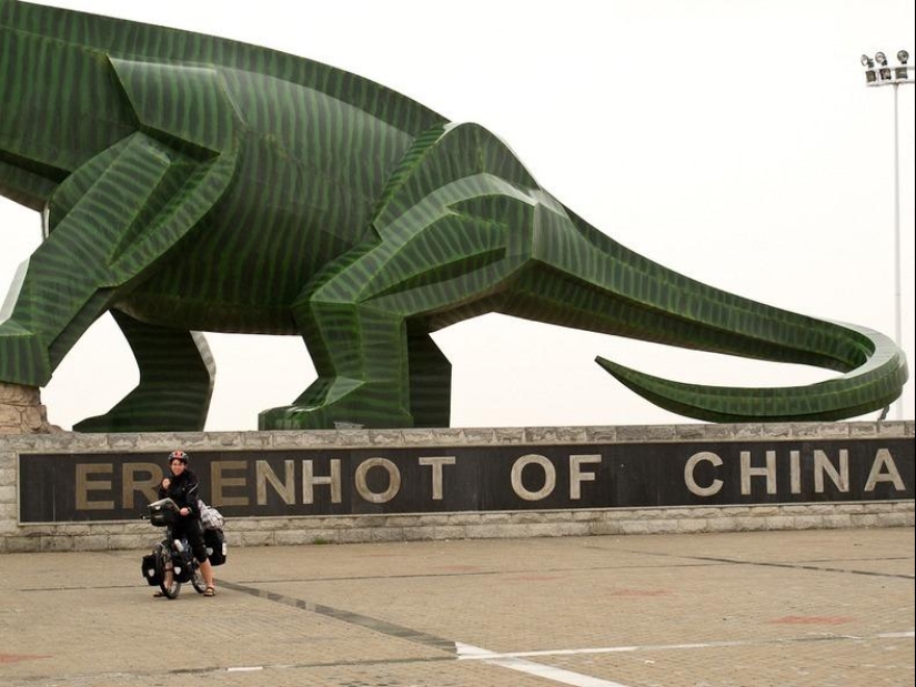 Kissing dinosaurs of Eren Hot in China