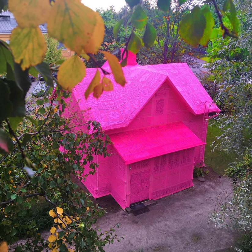 Knitted pink house in Finland is the work of skillful hands of a Polish designer