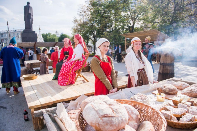 Know our people! Cool historical reconstruction in the center of Moscow