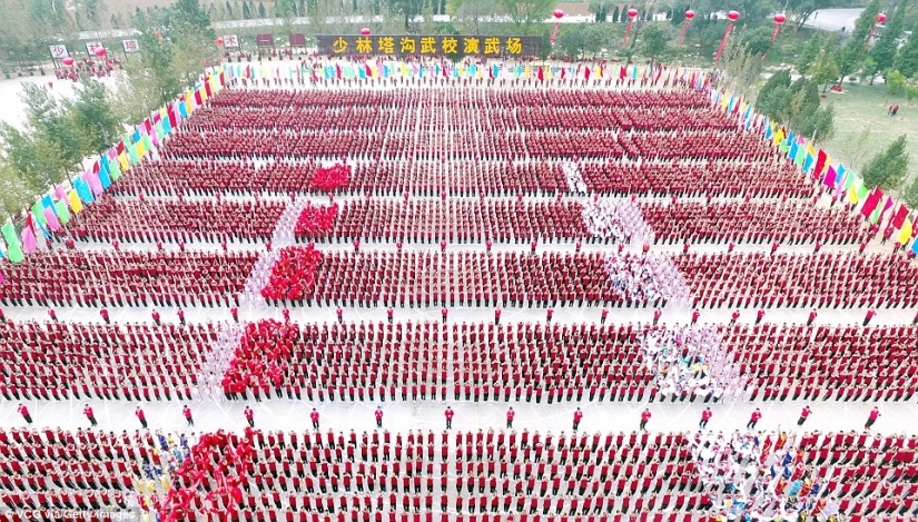 Kung Fu choir: 30 thousand students from all over the world showed a class in the Shaolin monastery