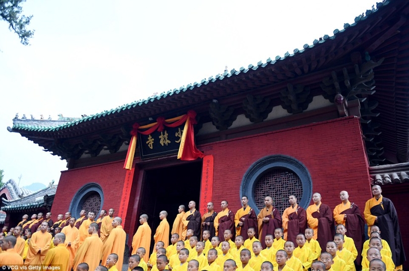 Kung Fu choir: 30 thousand students from all over the world showed a class in the Shaolin monastery