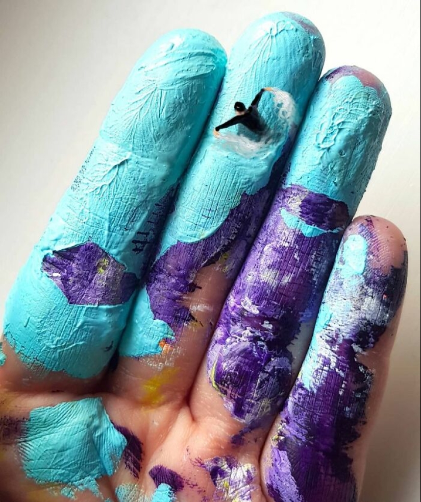 La artista utiliza sus manos como lienzo para mostrar mundos ocultos