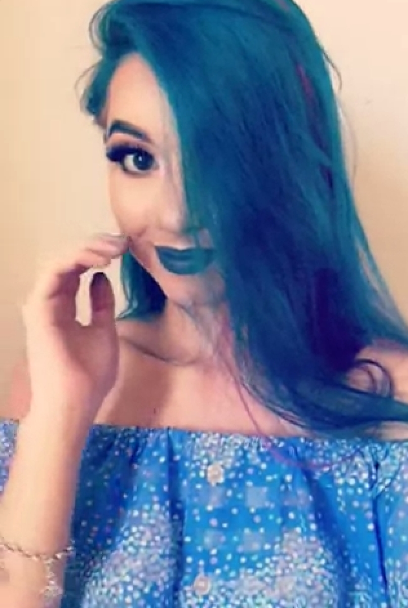 La australiana se tiñó el cabello de azul y rosa al mismo tiempo y cambia el color de su cabello en un par de segundos