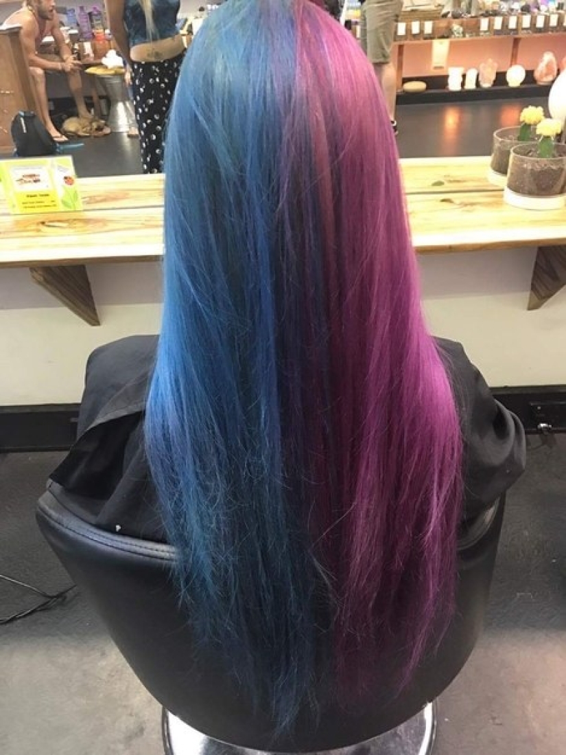 La australiana se tiñó el cabello de azul y rosa al mismo tiempo y cambia el color de su cabello en un par de segundos