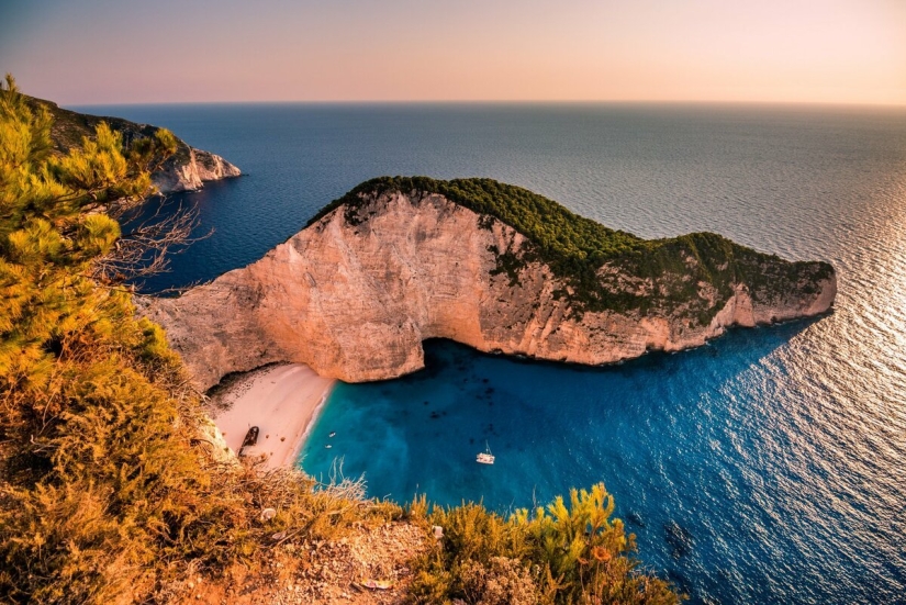 La bahía de Navaio es una playa protegida en la isla griega de Zakynthos