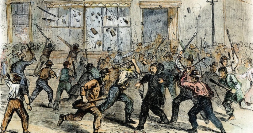 La batalla de los payasos con fuego, disturbios debido al culo y el otro estúpido rebeliones de la historia