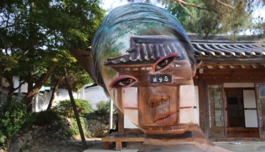 La cara que no puedes creer: la mujer coreana crea ilusiones ópticas en su propio cuerpo