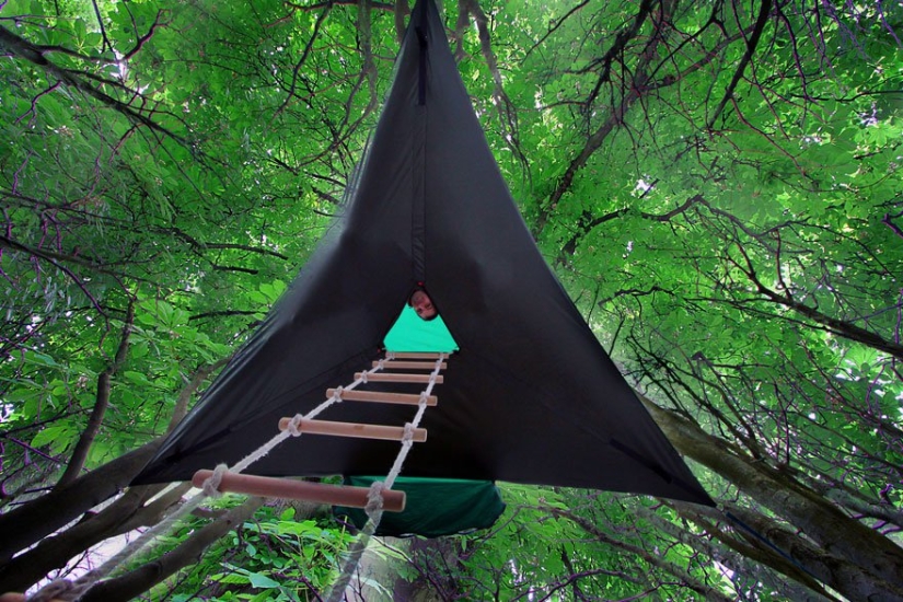 La carpa del diseñador británico te permite pasar la noche en un árbol