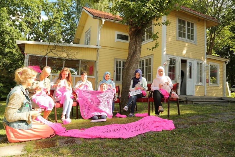 La casa rosada tejida en Finlandia es obra de hábiles manos de un diseñador polaco