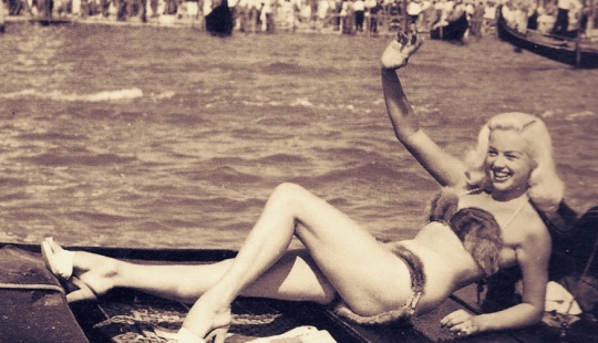La chica del bikini de visón Diana Dors — la respuesta británica a Marilyn Monroe