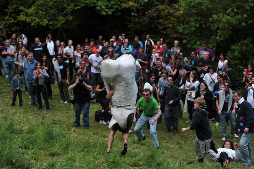 La competencia más ridícula y despiadada de mayo: Cooperschild Cheese Race 2013