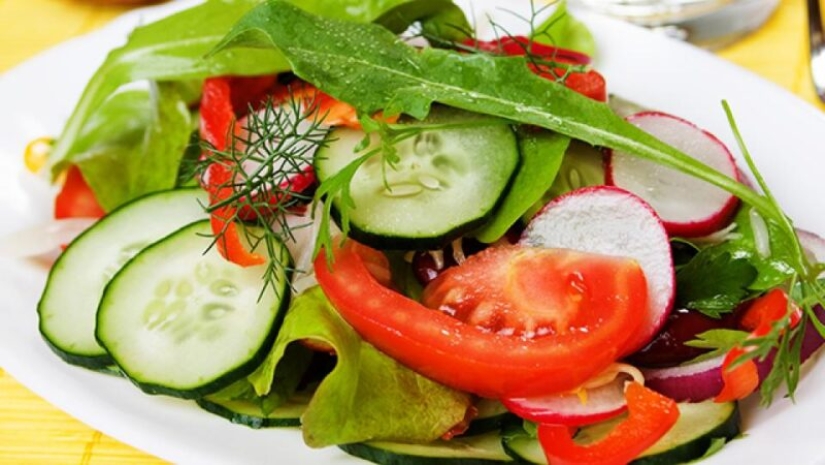 La ensalada de tomate y pepino es peligrosa para la salud y no se trata de nitratos en absoluto