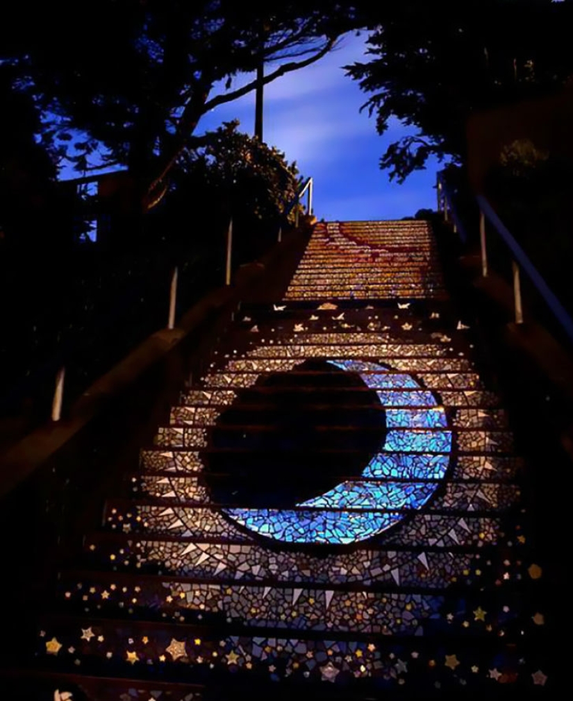 La escalera mágica que conduce a la luna y al sol