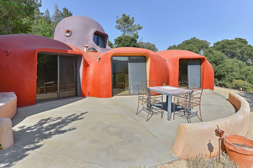 La Extraña Casa de los Picapiedra en California que Nadie Quiere Comprar