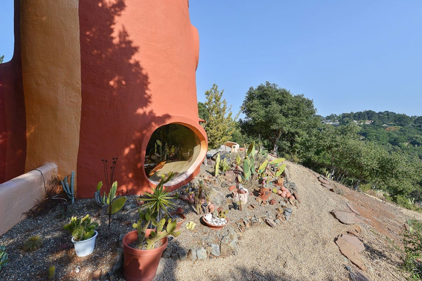 La Extraña Casa de los Picapiedra en California que Nadie Quiere Comprar