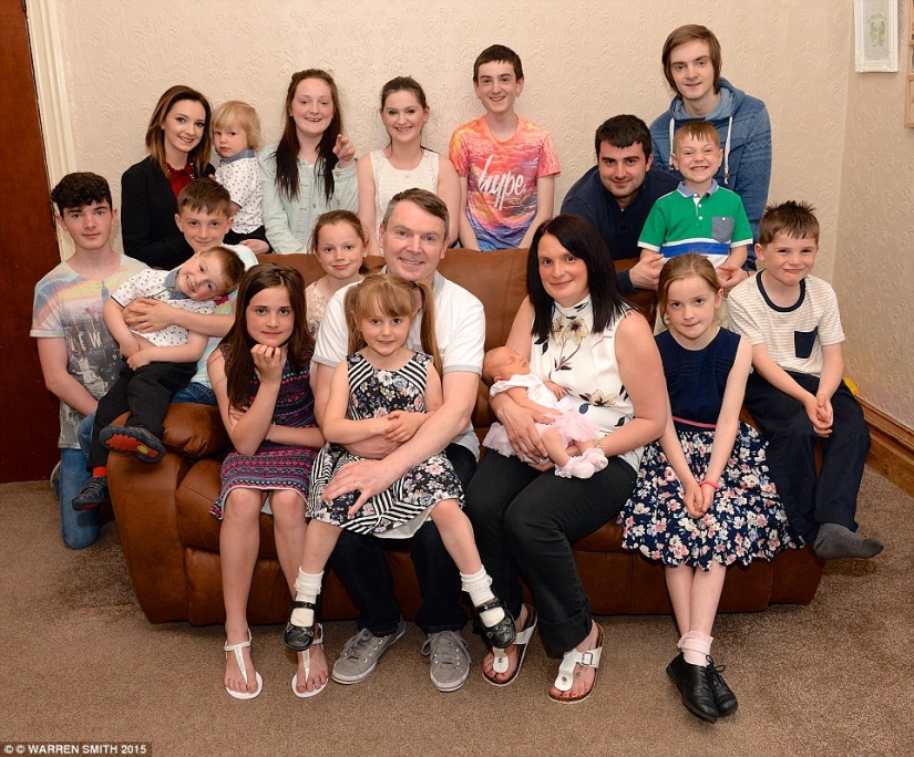 La familia más grande de Gran Bretaña celebra el nacimiento de su hijo número 19