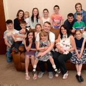 La familia más grande de Gran Bretaña celebra el nacimiento de su hijo número 19
