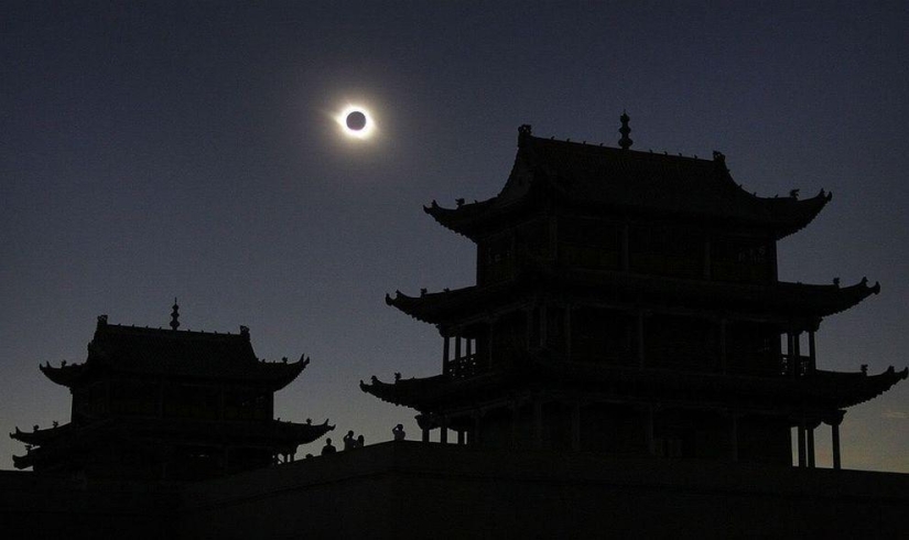 La foto más impactante de un eclipse solar