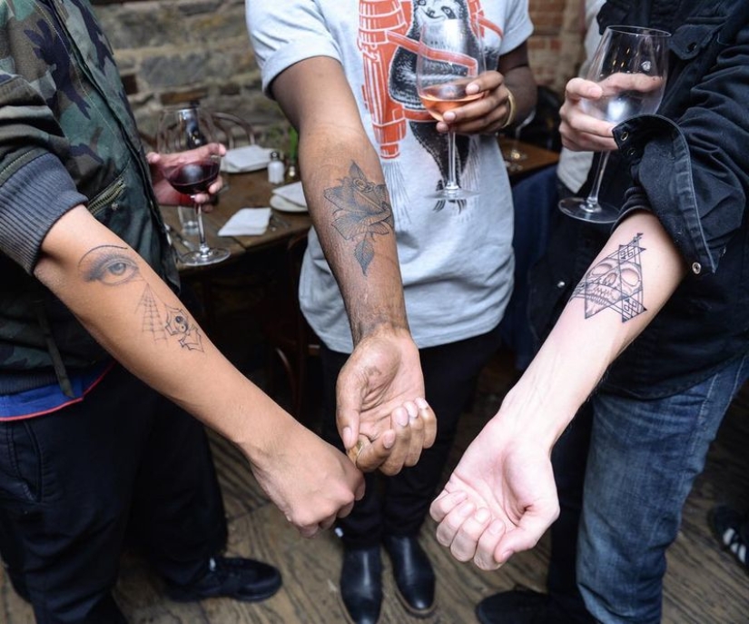 ¡La gente mete la mano en el agujero y el tatuador mete lo que quiere!