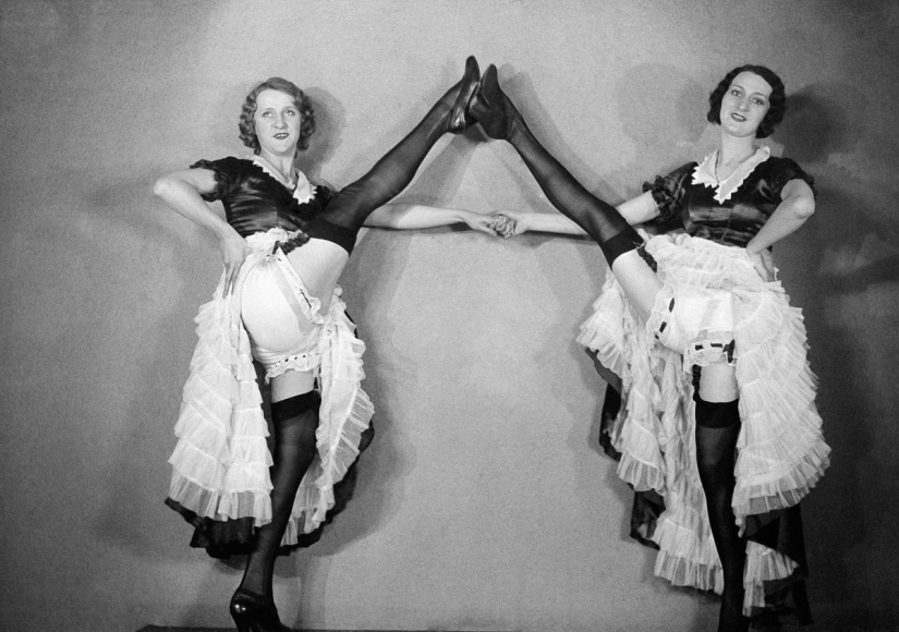 La historia centenaria del principal cabaret del mundo "Moulin Rouge" en fotos