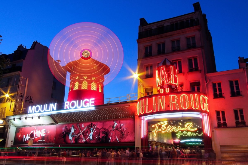 La historia centenaria del principal cabaret del mundo "Moulin Rouge" en fotos