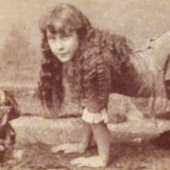 La historia de Ella Harper, que se hizo famosa como la &quot;niña camello&quot;