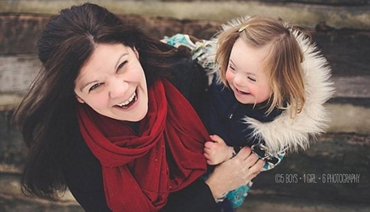 La madre de una niña con síndrome de Down organizó una sesión de fotos para niños con discapacidad para el nuevo curso escolar