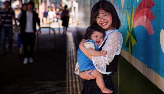 La maternidad borra las diferencias culturales: conmovedores retratos de madres de todo el mundo por Michaela Visones