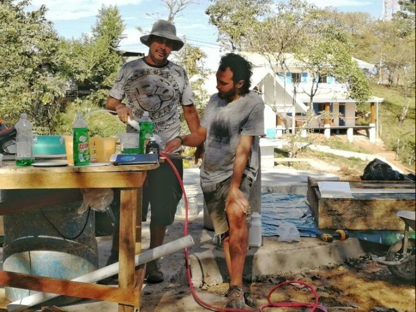 La mujer construida en el medio de la selva de la casa es de concreto y detergente