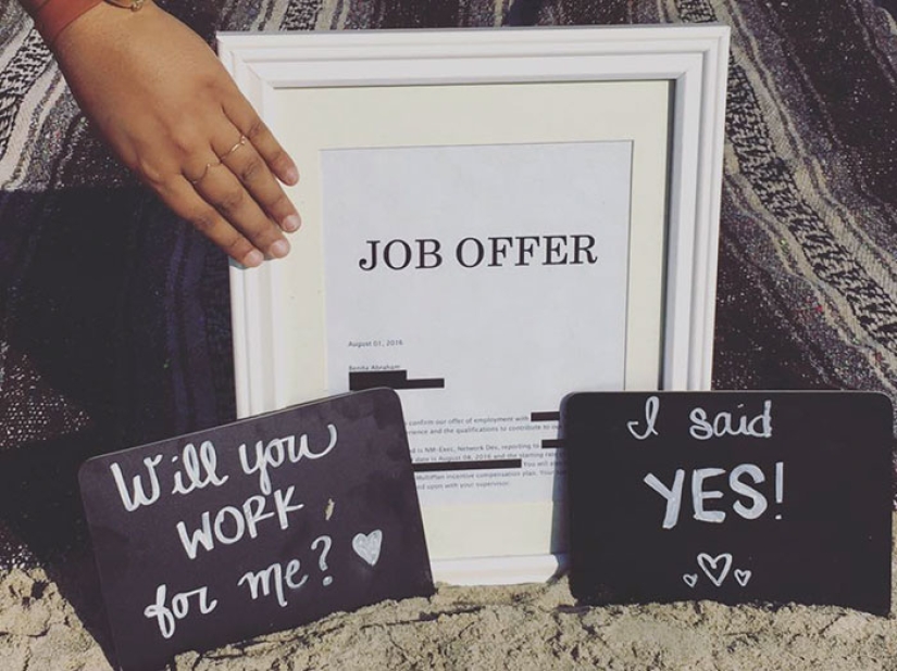 La niña hizo una sesión de fotos de compromiso con su oferta de un nuevo trabajo