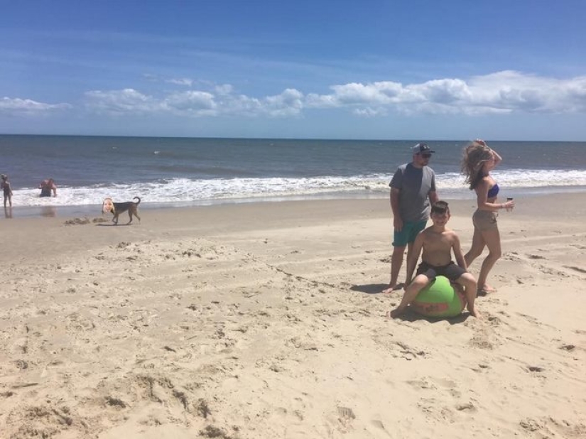 La niña no podía ir a la playa con sus amigas, así que se puso en su foto