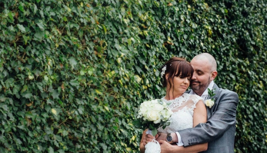 La novia se afeitó la cabeza durante la boda para apoyar al novio con una enfermedad terminal
