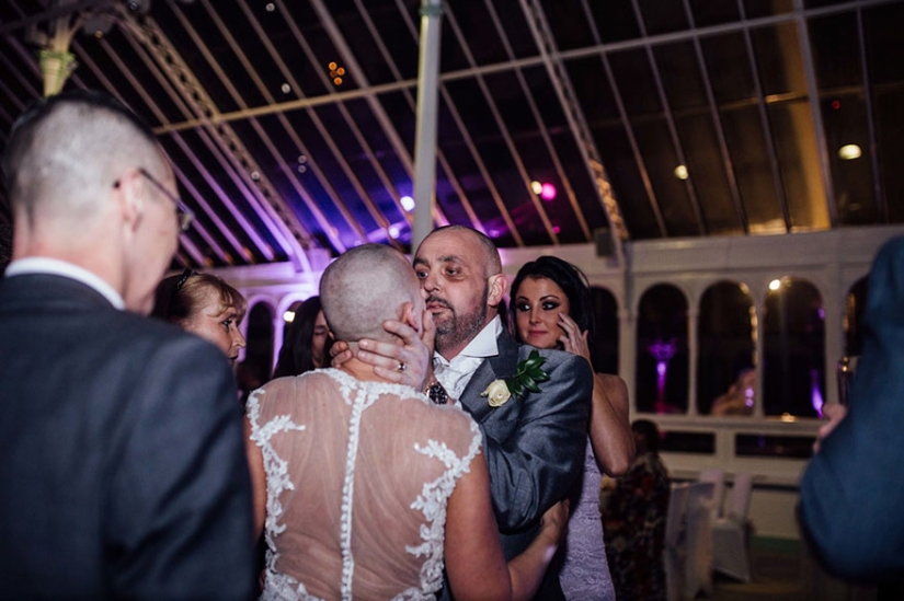 La novia se afeitó la cabeza durante la boda para apoyar al novio con una enfermedad terminal