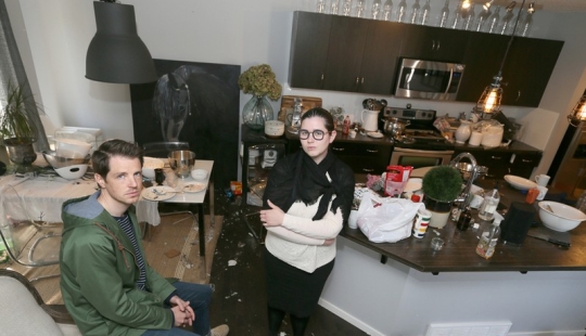 La pareja alquiló su casa en Airbnb y regresó a la casa destrozada.