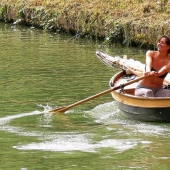 La pareja navegó en un bote casero con remos de Inglaterra a Francia