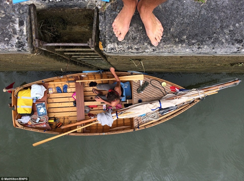 La pareja navegó en un bote casero con remos de Inglaterra a Francia