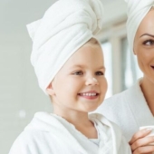 La piel no es como la de un bebé: por qué los adultos no deben usar cosméticos para niños