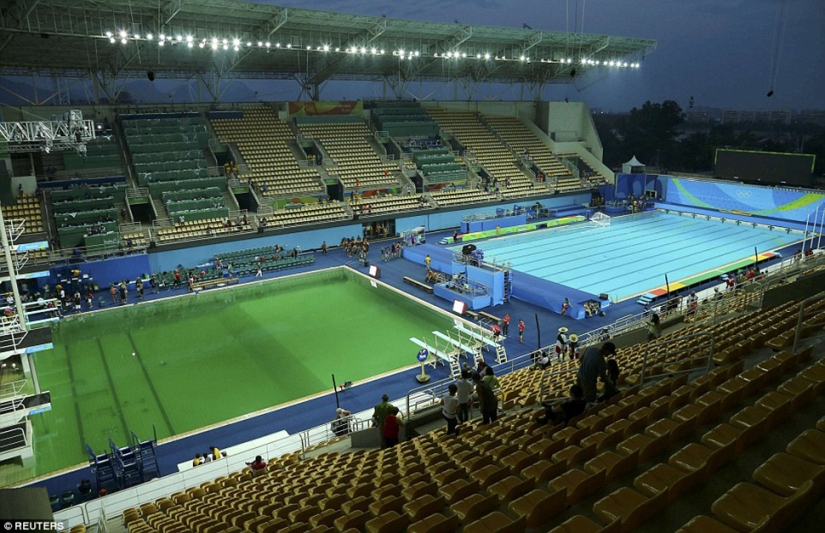 La piscina de los Juegos Olímpicos de Río de repente se puso verde, y nadie admite