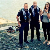 La policía de Bristol evitó que la boda se rompiera sacando un anillo de compromiso perdido del fondo de la bahía