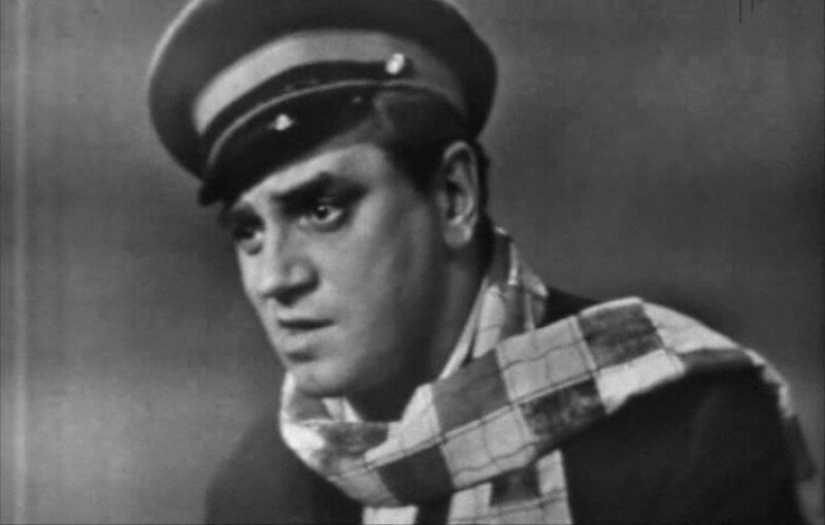 La primera película Soviética de la adaptación de "12 sillas" con Freundlich y boyar