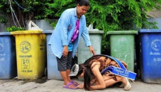 La reina de belleza tailandesa se arrodilló frente a la madre que trabaja como conserje