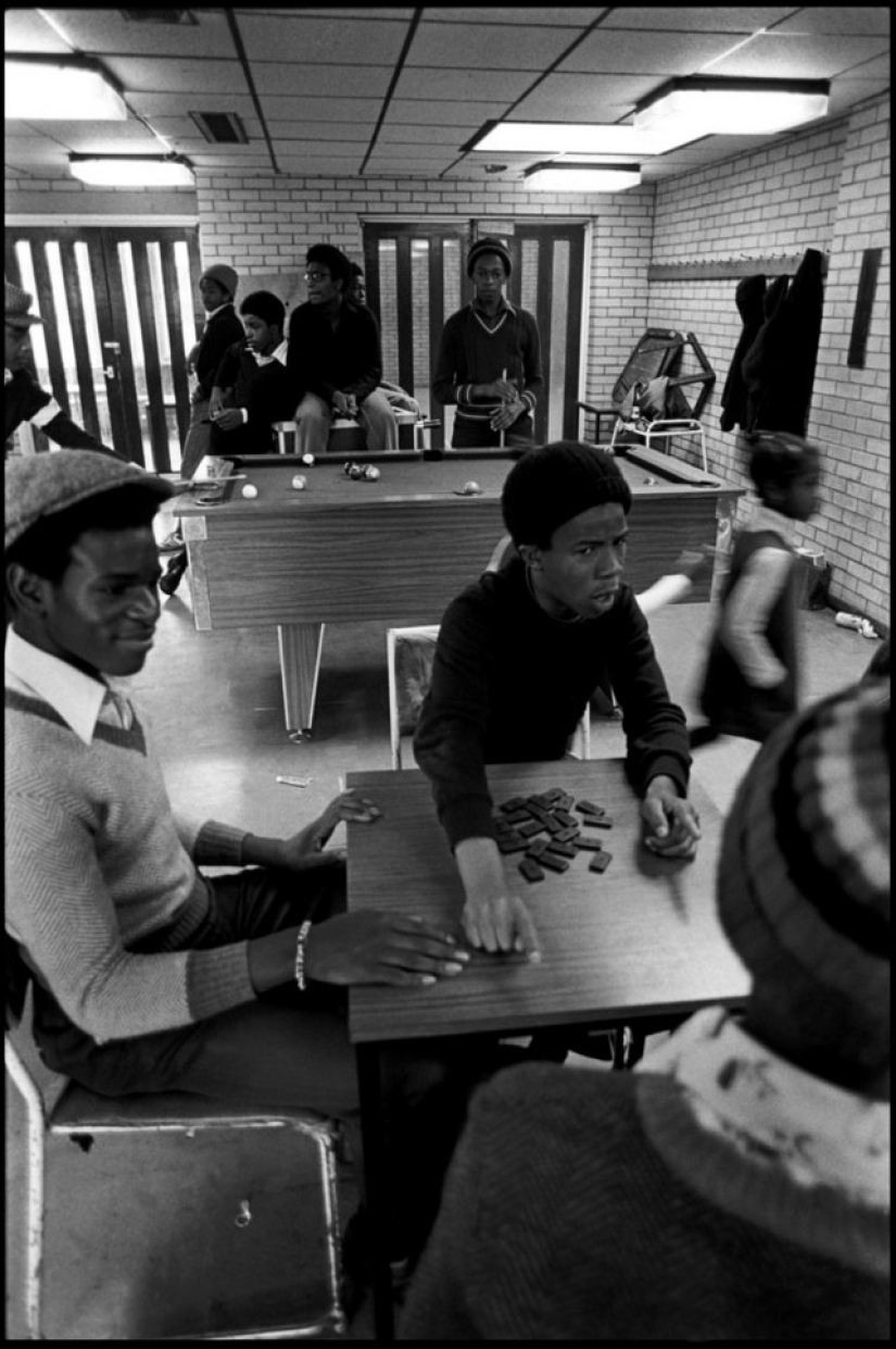 La subcultura de los años 70, la época de Margaret Thatcher y las calles de Tokio, en la fotografía social de Chris Steele-Perkins