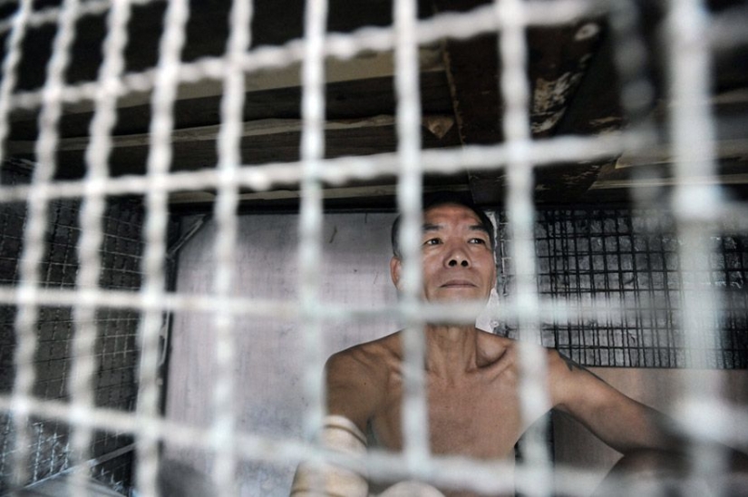 La vida en "jaulas para perros" en Hong Kong