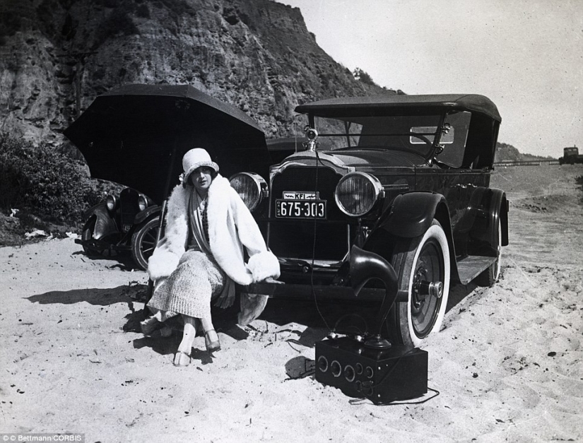 La vida en la playa: las estrellas de la Era Dorada de Hollywood en un álbum en blanco y negro de fotos glamorosas de la playa