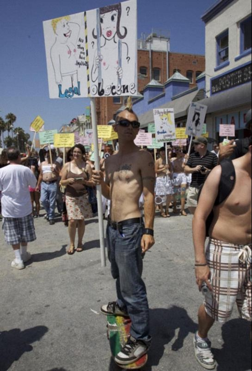 Las fotos más interesantes del Día Nacional del Topless en EE. UU.