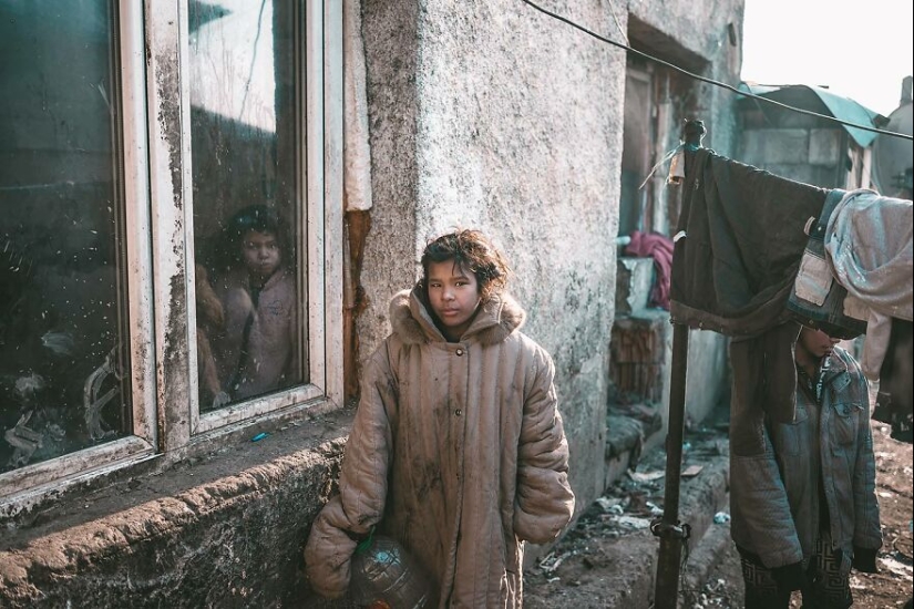 “Las princesas romaníes”: este fotógrafo documentó la historia de esperanza y lucha en un gueto romaní