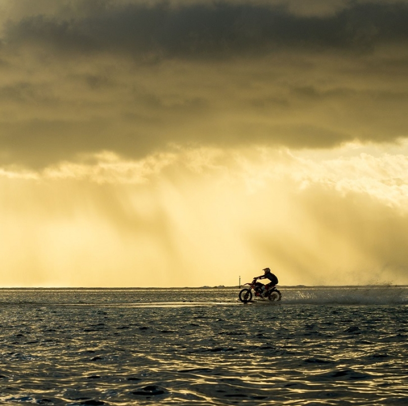 Leyenda del surf: Robbie Maddison monta una ola en una motocicleta