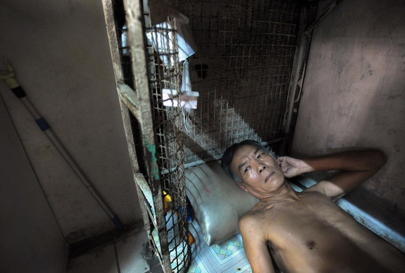 Life in "dog cages" in Hong Kong